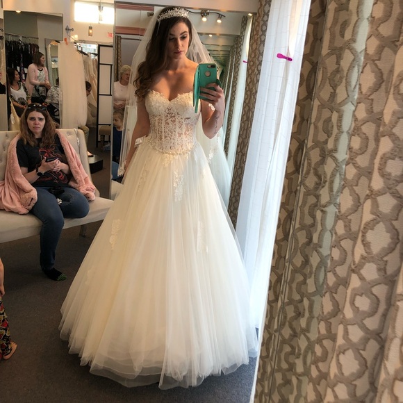 Dresses & Skirts - Ball Gown Unaltered Wedding Dress